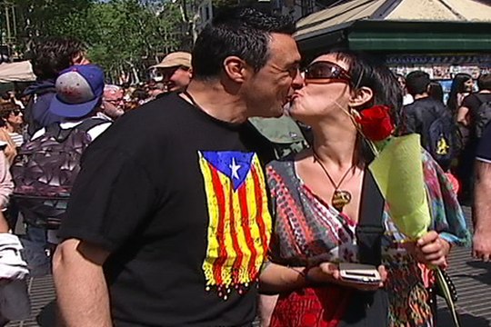 Rosas y libros inundan Barcelona por Sant Jordi