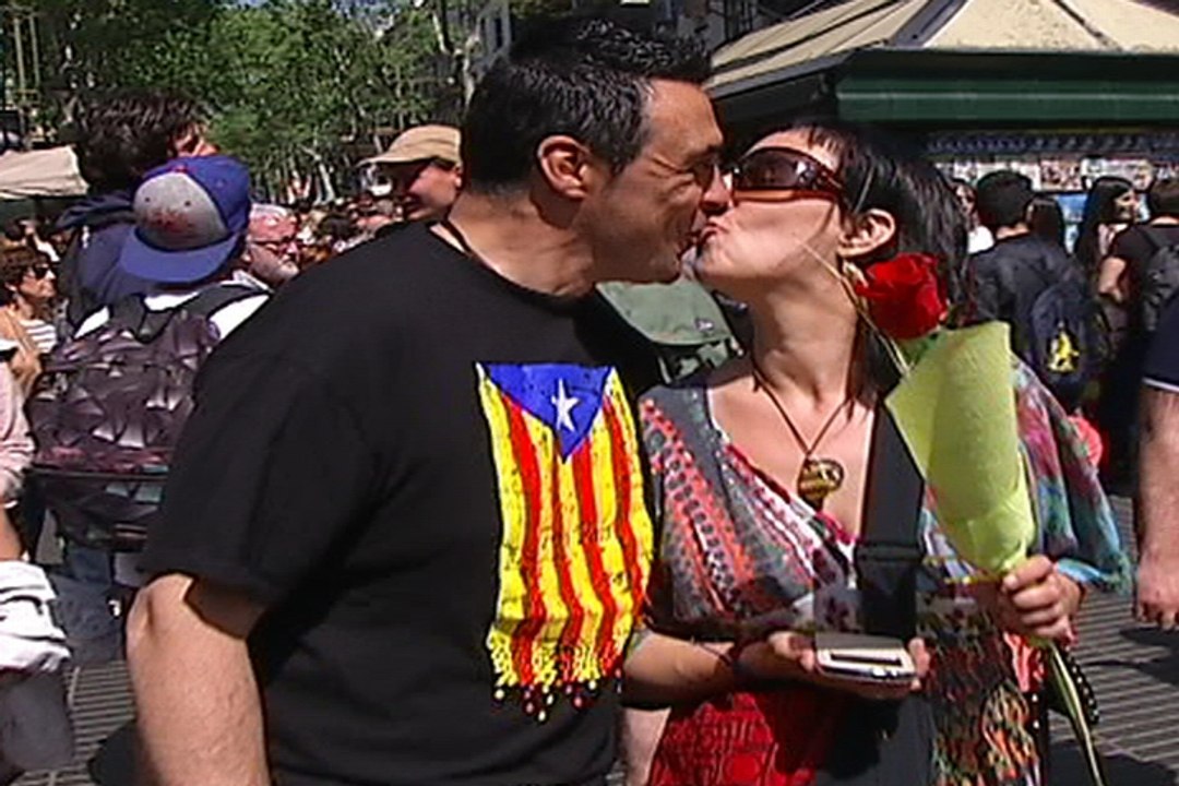 Rosas y libros inundan Barcelona por Sant Jordi