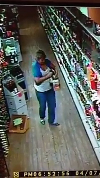 Un mec s'endort dans le rayon alcool...