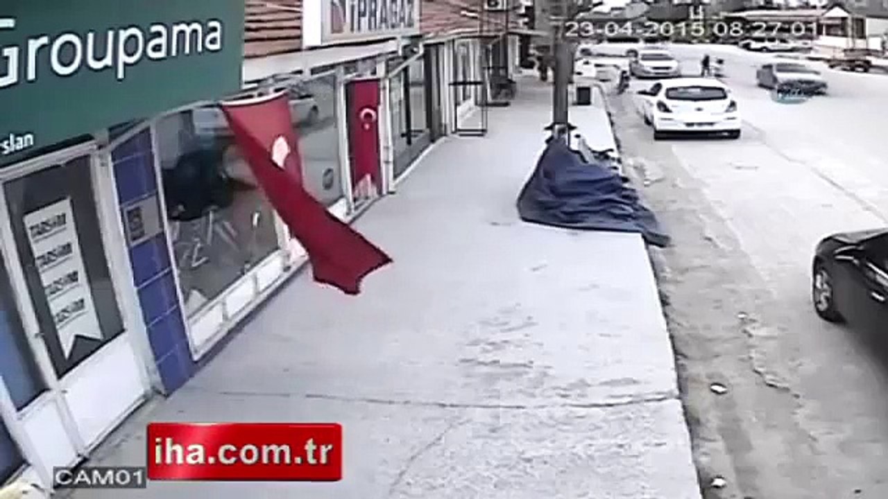 Bayrağı öptü, sosyal medya sallandı