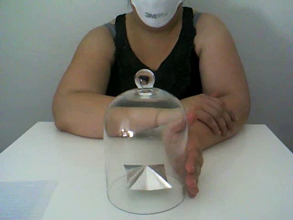 Télékinésie, rotation pyramide aluminium sous bocal BIS