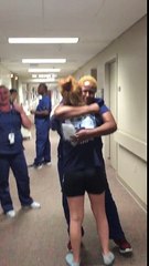A girl who was paralyzed for 11 days surprises his nurse