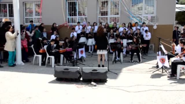 Minik Öğrenci Şiir Okurken Gülme Krizine Girdi