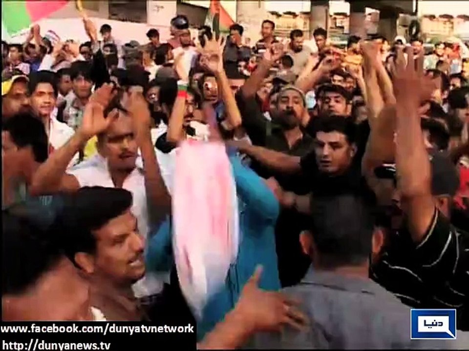 Dunya News - Karachi: MQM, PTI workers clash in Karimabad, PTI flag burnt