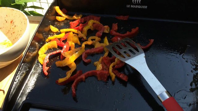 Une recette poivrons à la plancha avec gigot d'agneau à griller