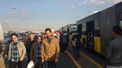Otomobil Metrobüs Yoluna Uçtu! Trafik Durdu