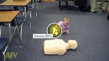 un bébé apprend de vous chaque séconde, de bon ou mauvais. il sait déjà faire du CPR