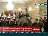 صحفي عراقي يضرب جورج بوش بالحذاء كاملة  iraqi throughs shoes at bush