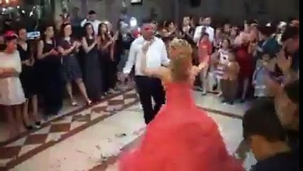 Gelin ve Damat karşılıklı döktürmüşler maşallah..