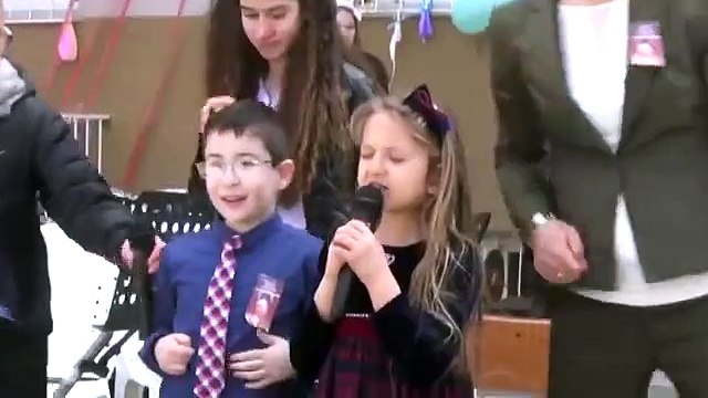 Şiir Okurken Gülme Krizine Giren Çocuk