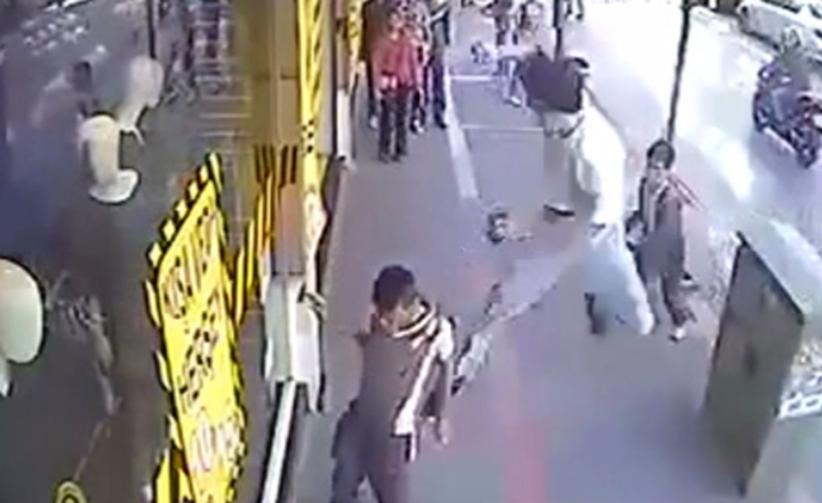 Artistlenen Çocukları Tek Başına Döven Çocuk (Matrix Efekti İçerir)