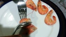 How to peel shrimp in 3 seconds - Cómo pelar langostinos en 3 segundos