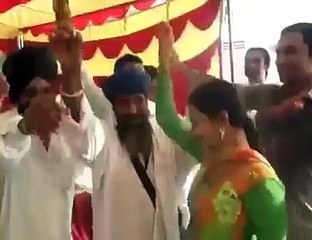 ਹੋਇਆ ਕੀ ਜੇ ਨੱਚਦੀ ਦੀ ਬਾਂਹ ਫੜ ਲਈ