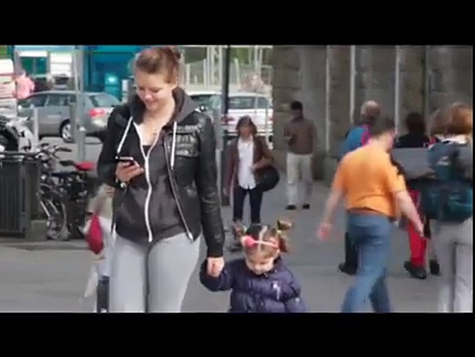 Cette Gamine se Fait Tuer à Cause d'un Téléphone Portable