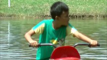 Anak Anak Lagi main sepeda air di danau Taman Mini Indonesia Indah
