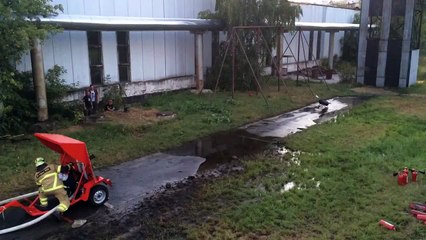 YouTube: El duelo entre una manguera y un lanzallamas