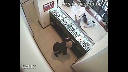 Un coup de pieds dans la face d'un braqueur qui lui provoque une crise d’épilepsie