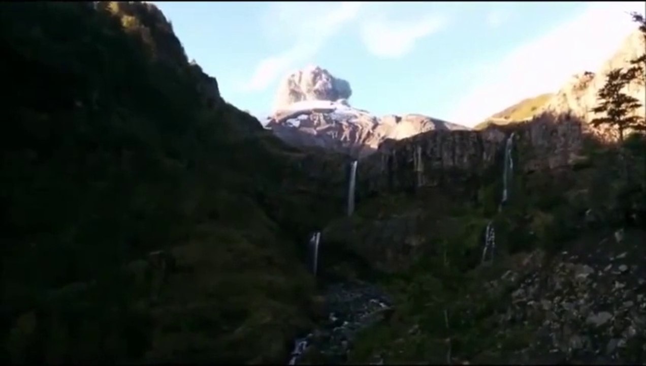Un touriste filme le moment exact ou le volcan Calbuco explose! Dingue....