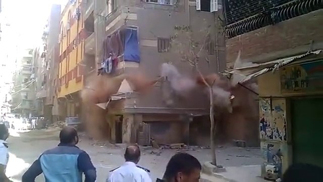 Building collapses in Egypt : impressive footage