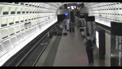Un homme en fauteuil roulant tombe sur les rails du métro