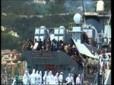 Salerno - Lo sbarco dei migranti salvati nel Canale di Sicilia -live- (22.04.15)