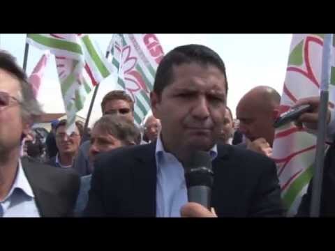 Gricignano (CE) - Indesit, Bentivogli (Fim Cisl) alla protesta davanti alla Us Navy (23.04.15)