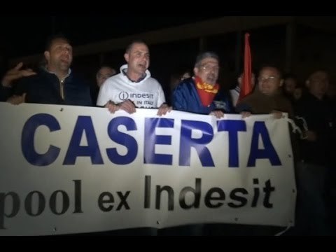 Carinaro (CE) - Indesit, il corteo degli operai prima della diretta di Ballarò (21.04.15)