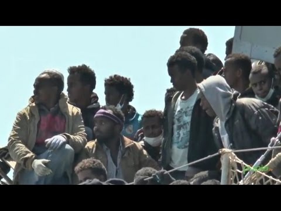 Salerno - Lo sbarco dei migranti salvati nel Canale di Sicilia (22.04.15)