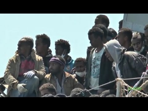 Salerno - Lo sbarco dei migranti salvati nel Canale di Sicilia (22.04.15)