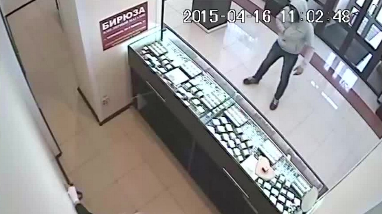 Un braqueur de bijouterie se fait démonter par un champion de Taekwondo