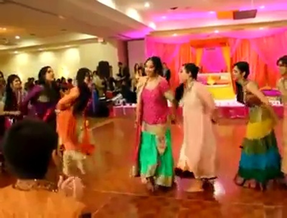 Mere Haathon Mein Nau Nau Chudiyan Hai Mehndi Dance on wedding dance