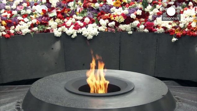 Genocidio armeno: a Yerevan l'omaggio di Hollande e Putin alle vittime