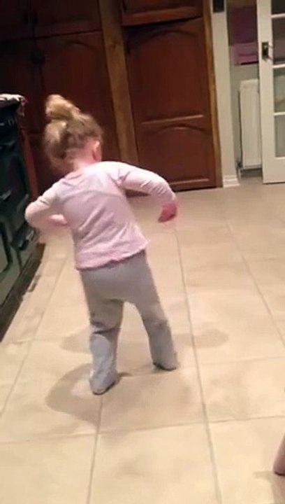 Küçük Kızın Sevimli Dansı