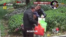 شابان سوريان يساعدان رجل مسن عاجز في الصين وكاميرات المراقبة تقوم بتسجيل تفاصيل المساعدة و يصبح المقطع الشغل الشاغل للوكالات الاخبارية في الصين .
