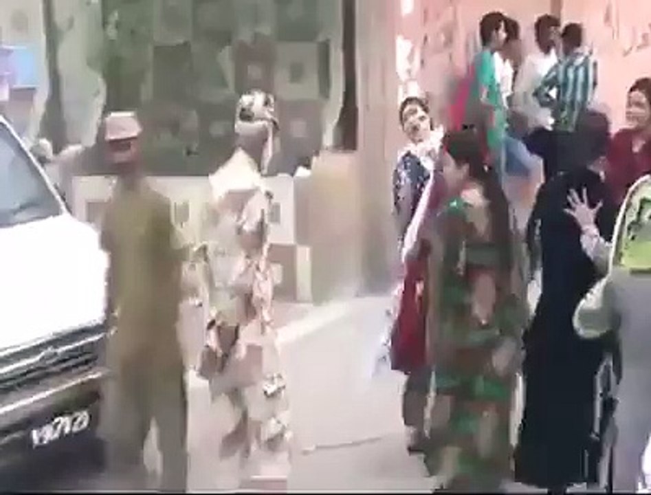 MQM Dont Know How To Give Respect To Rangers - MQM Lady Voters Teasing MQM Very Badly - MUST WATCH