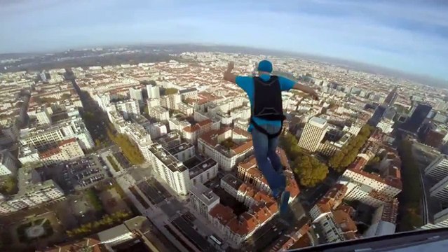 Base jump illégal depuis la Tour Incity de Lyon
