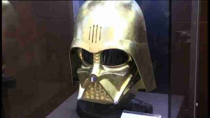 Un casco de oro de Darth Vader brilla en Tokio