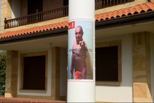 Criticas a candidato de PSOE por posar desnudo