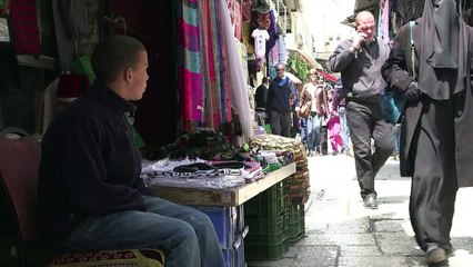 A Hébron, le keffieh palestinien fait de la résistance