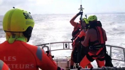 Exercice d'hélitreuillage dans les Bouches de Bonifacio