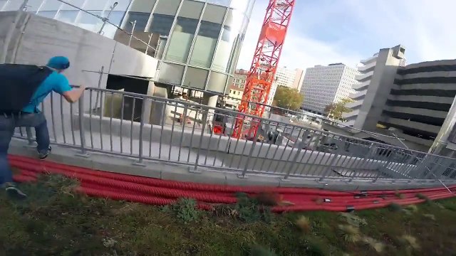 ▶ Base jump depuis la Tour Incity de Lyon