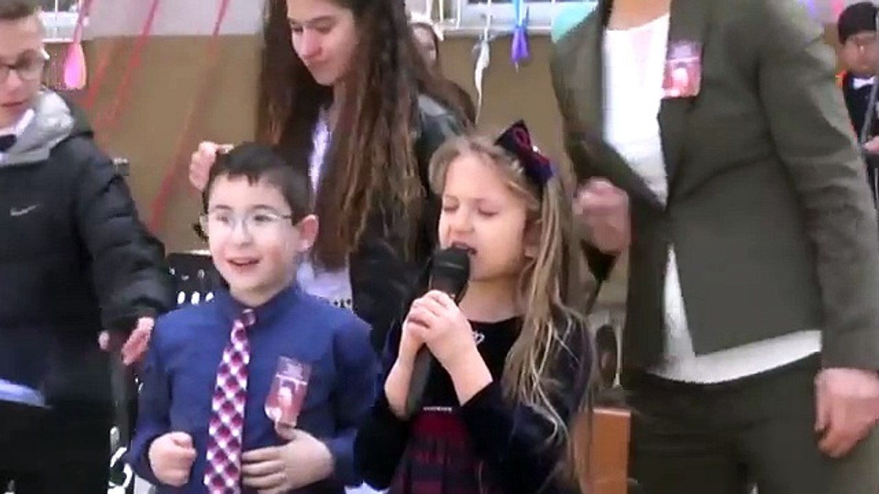 Şiir Okurken Gülme Krizine Giren Çocuk