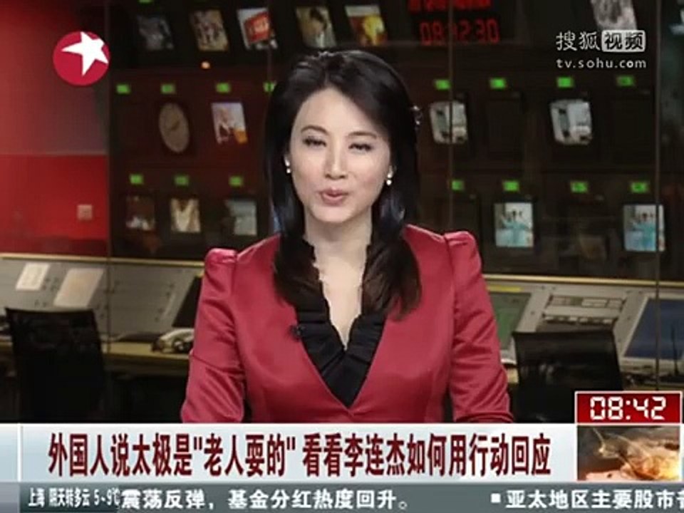 李連杰當場發飙踢爆桌椅回應老外侮辱.