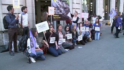 Deux ans après le drame du Rana Plaza, action militante à Paris