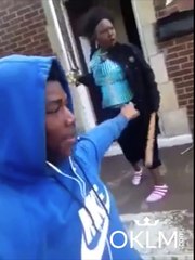Il fait un vidéo-selfie pendant que sa mère et sa copine se battent
