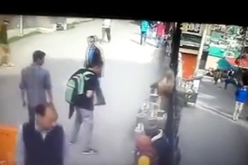 Quand tu fais un doigt d'honneur à un singe ... WTF ...