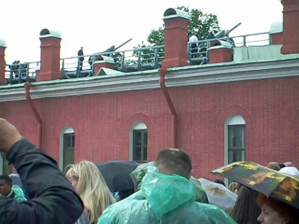 La fortresse Saint-Paul et Saint-Pierre à Saint-Petersbourg et le canon qui fait feu