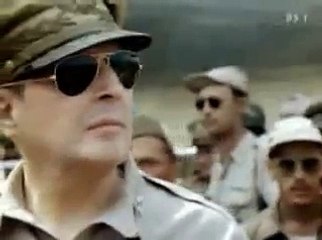 日本兵がマッカーサーに敬意を表して背を向けて立っていた。