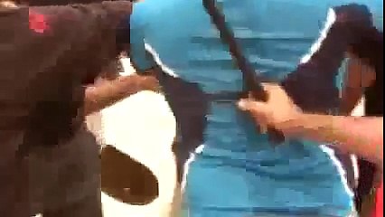 Sectarian Shiites beating a British man in Iraq شيعة يضربون بريطاني