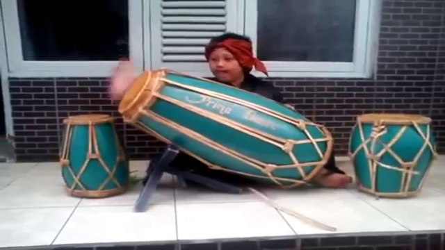 Drums ( Kendang ) played small children | Ethnic Indonesia